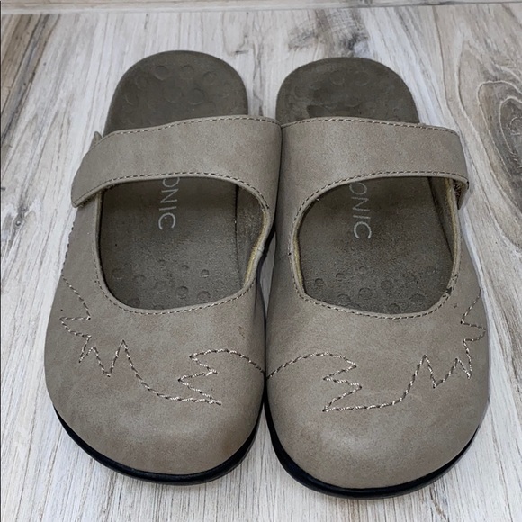 vionic gray sandals